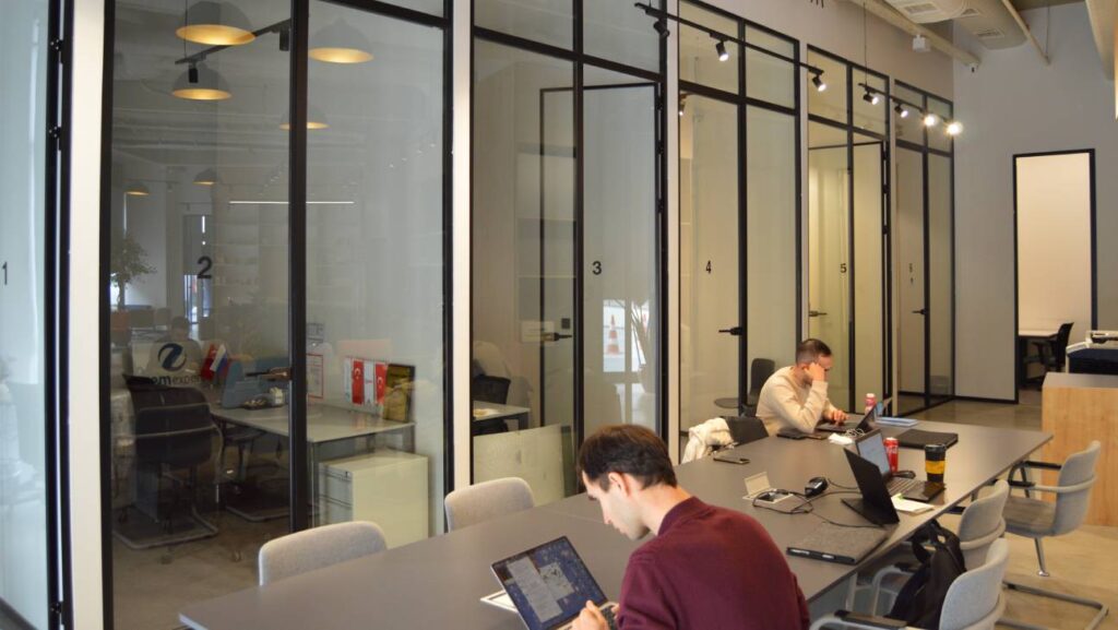 Her Yerden Çalışma, Evden Çalışmaya göre avantajlar sunar